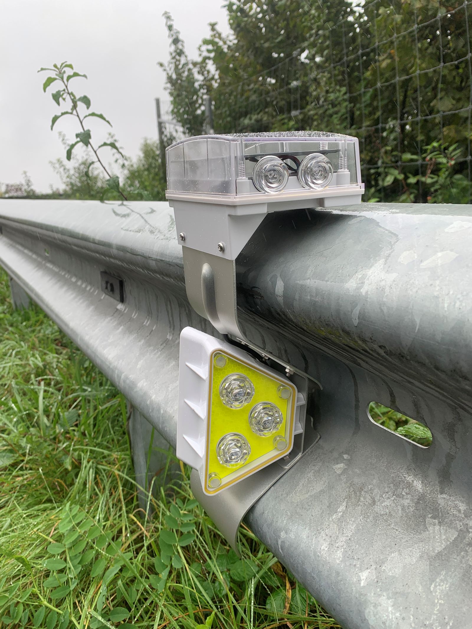 Solar guardrail delineator LED light